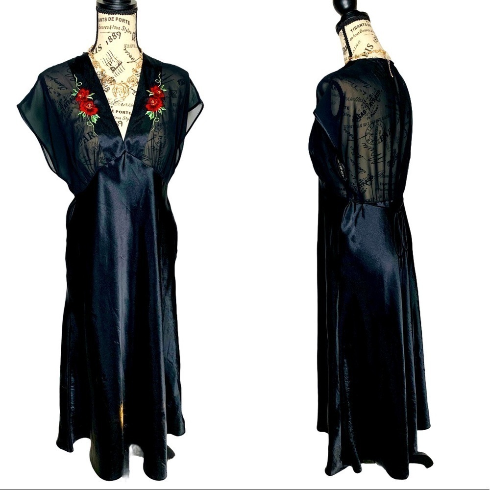 VTG Delicates Black Embroidered Red Roses V Neck Cap Sleeves Maxi Gown Medium